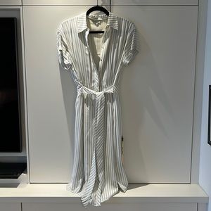 White silk dress from Joie in beautiful condition easy breezy summer dress.